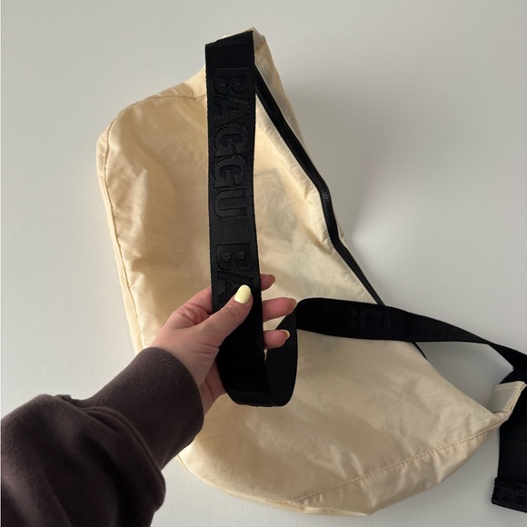 BAGGU Large Cream Crescent Bag - Picture 4 of 7